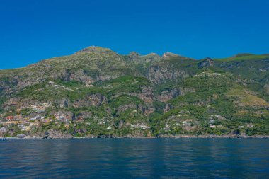 İtalya 'daki Costiera Amalfitana sahili panorama manzarası.
