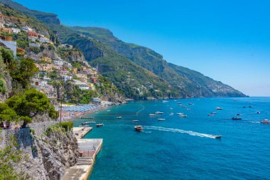 Positano sahilinde motorlu tekne, İtalya.