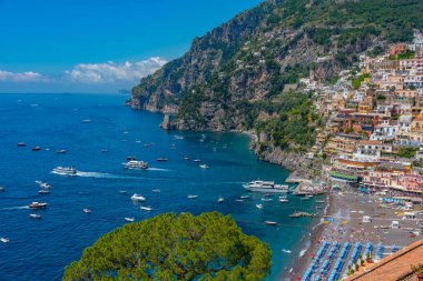 İtalya 'daki Positano sahilinin havadan görünüşü.