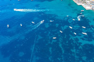 Positano sahilinde motorlu tekne, İtalya.