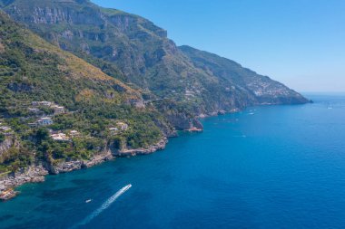 İtalya 'daki Costiera Amalfitana sahili panorama manzarası.