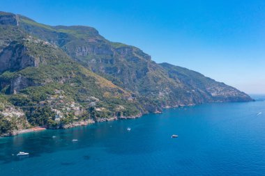 İtalya 'daki Costiera Amalfitana sahili panorama manzarası.