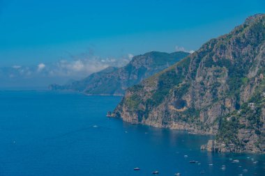 İtalya 'daki Costiera Amalfitana sahili panorama manzarası.