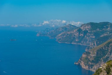 Costiera Amalfitana 'nın doğal manzarası İtalya' da Sentiero degli Dei yürüyüş parkurundan izleniyor..