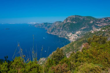 Costiera Amalfitana 'nın doğal manzarası İtalya' da Sentiero degli Dei yürüyüş parkurundan izleniyor..