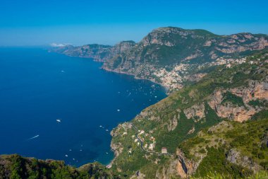 Positano 'nun İtalya' daki Sentiero Degli Dei yürüyüş parkurundan havadan görüntüsü..