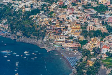 Positano 'nun İtalya' daki Sentiero Degli Dei yürüyüş parkurundan havadan görüntüsü..