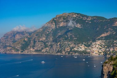 Positano 'nun İtalya' daki Sentiero Degli Dei yürüyüş parkurundan havadan görüntüsü..