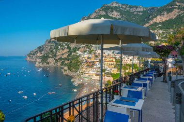 İtalya 'daki Positano sahilinin havadan görünüşü.