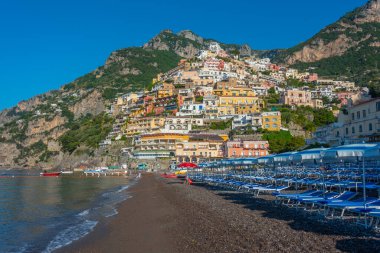 Positano sahilinde güneşli bir gün, İtalya.