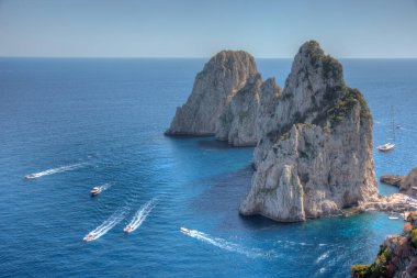 Faraglioni, İtalya 'nın Capri kıyısında sallanıyor..