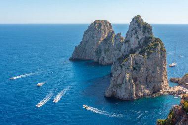 Faraglioni, İtalya 'nın Capri kıyısında sallanıyor..