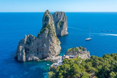 Faraglioni, İtalya 'nın Capri kıyısında sallanıyor..