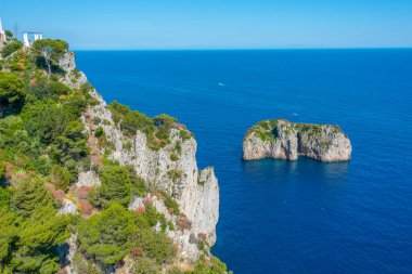 Scoglio del Monacone rock Capri, İtalya açıklarında.