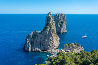 Faraglioni, İtalya 'nın Capri kıyısında sallanıyor..