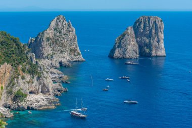 Faraglioni, İtalya 'nın Capri kıyısında sallanıyor..