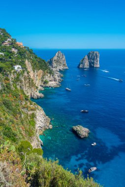 Faraglioni, İtalya 'nın Capri kıyısında sallanıyor..