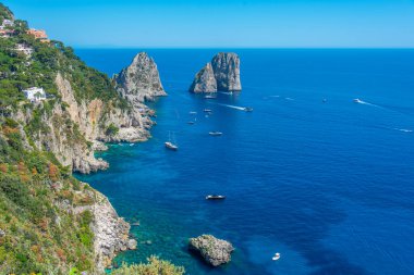 Faraglioni, İtalya 'nın Capri kıyısında sallanıyor..