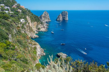 Faraglioni, İtalya 'nın Capri kıyısında sallanıyor..