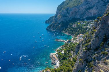 İtalyan adasının güney kıyısı Capri.