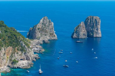 Faraglioni, İtalya 'nın Capri kıyısında sallanıyor..