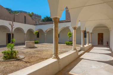 Saint James 'in İtalyan Adası Capri' deki Charterhouse 'u.