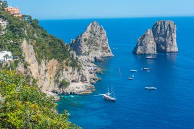 Faraglioni, İtalya 'nın Capri kıyısında sallanıyor..