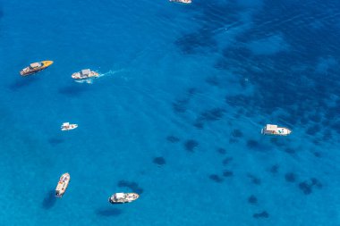 İtalya 'nın Capri adasında yüzen motorlu tekneler.