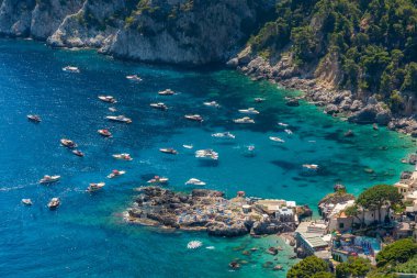 İtalya 'nın Capri adasında yüzen motorlu tekneler.