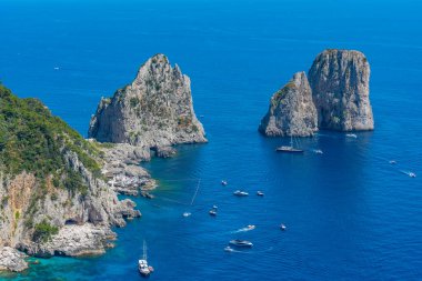 Faraglioni, İtalya 'nın Capri kıyısında sallanıyor..