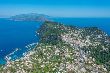 Marina Grande 'nin İtalyan adası Capri' deki hava manzarası..