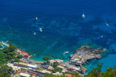 İtalya 'nın Capri adasında yüzen motorlu tekneler.