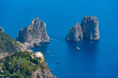 Faraglioni, İtalya 'nın Capri kıyısında sallanıyor..