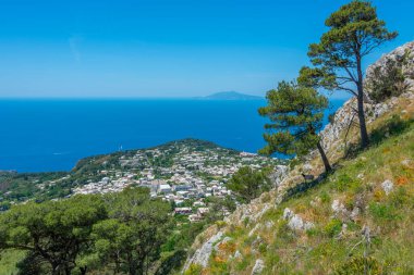İtalya 'nın Capri adasındaki Anacapri kasabasının hava manzarası.