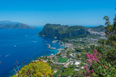 Marina Grande 'nin İtalyan adası Capri' deki hava manzarası..