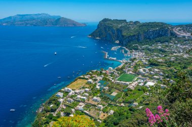 Marina Grande 'nin İtalyan adası Capri' deki hava manzarası..