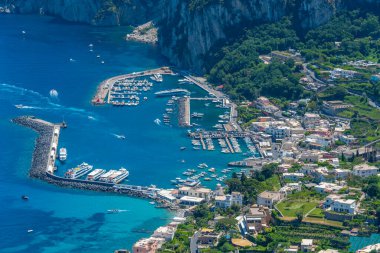 Marina Grande 'nin İtalyan adası Capri' deki hava manzarası..