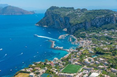 Marina Grande 'nin İtalyan adası Capri' deki hava manzarası..