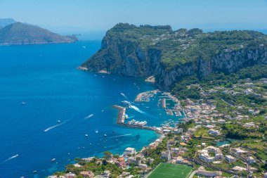 Marina Grande 'nin İtalyan adası Capri' deki hava manzarası..