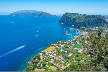 Marina Grande 'nin İtalyan adası Capri' deki hava manzarası..