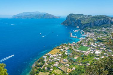 Marina Grande 'nin İtalyan adası Capri' deki hava manzarası..