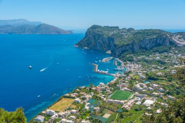 Marina Grande 'nin İtalyan adası Capri' deki hava manzarası..
