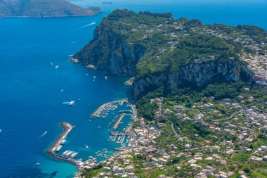 Marina Grande 'nin İtalyan adası Capri' deki hava manzarası..