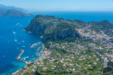 Marina Grande 'nin İtalyan adası Capri' deki hava manzarası..