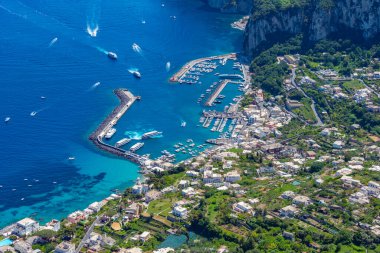 Marina Grande 'nin İtalyan adası Capri' deki hava manzarası..