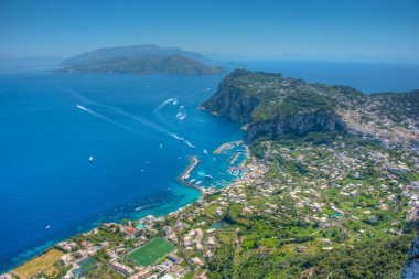 Marina Grande 'nin İtalyan adası Capri' deki hava manzarası..
