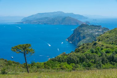 Capri 'nin Sorrento ve Vesuvius' a uzanan manzarası, İtalya.