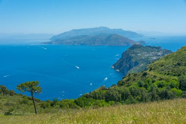 Capri 'nin Sorrento ve Vesuvius' a uzanan manzarası, İtalya.