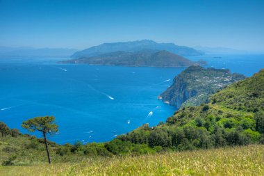 Capri 'nin Sorrento ve Vesuvius' a uzanan manzarası, İtalya.