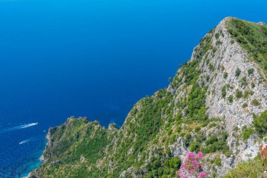 İtalyan adası Capri 'de Monte Solaro' nun altındaki kayalıklar.